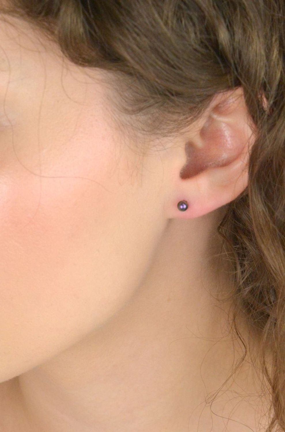 Srebrne kolczyki z ciemną perłą hodowlaną 4 mm – fioletowo-zielony połysk, zapięcie sztyft, srebro 925.jpg